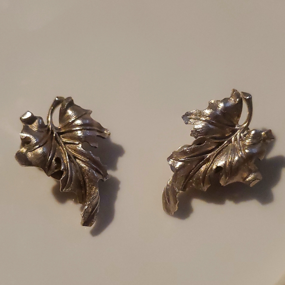 Beautiful vintage trifari earrings